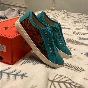 Montana West teal sneakers, Size 8